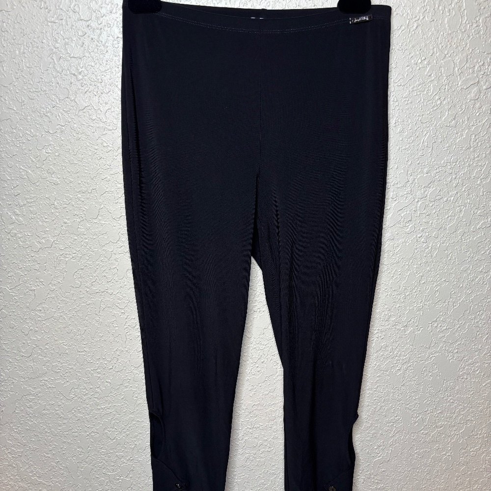 Joseph Ribkoff Black Capri Leggings With Keyhole Button Detail Women's Size 6